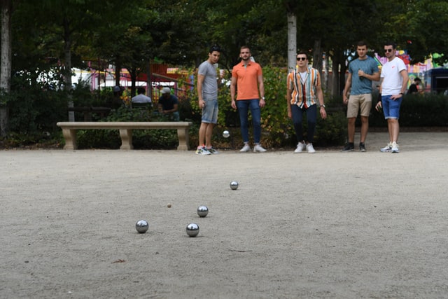 Jouer à la pétanque au grand air