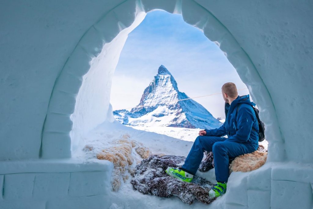 Quelles sont les activités typiques proposées lors d'un séjour dans un igloo de luxe