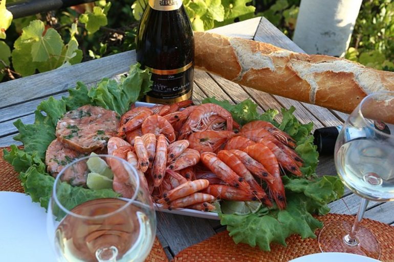 savourer fruits de mer et vin
