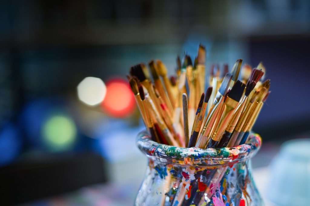 découvrez les essentiels d'un atelier d'art pour libérer votre créativité. apprenez les techniques, les matériaux et les outils indispensables pour réaliser vos projets artistiques avec succès.