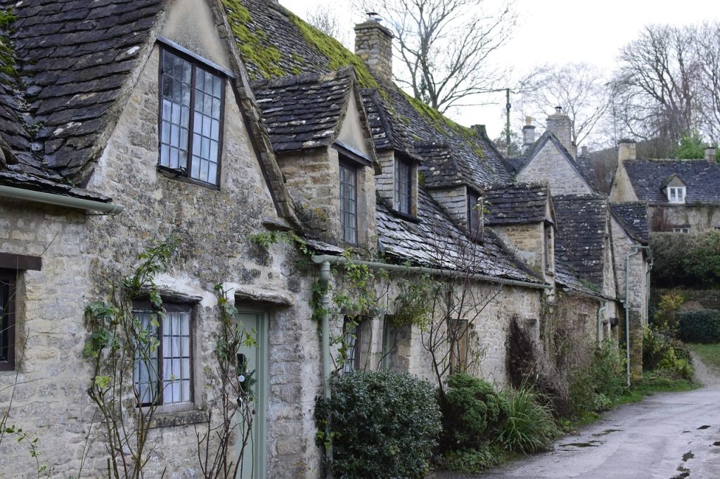 découvrez le charme unique d'un cottage, un havre de paix au cœur de la nature, offrant confort et sérénité. parfait pour une escapade reposante ou un séjour romantique, ce logement typique allie rusticité et modernité pour une expérience inoubliable.