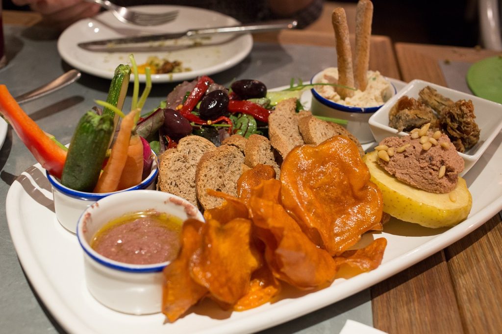 découvrez l'univers savoureux des tapas, ces délicieuses petites bouchées espagnoles qui éveillent les papilles. parfaites pour partager entre amis ou en famille, explorez une variété de recettes créatives et traditionnelles qui apportent une touche festive à toutes vos occasions.